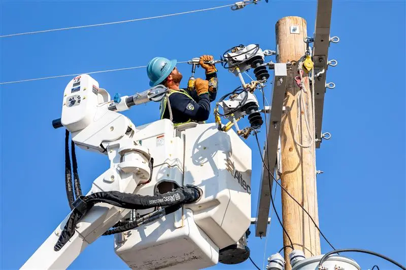 Lineman splicing a line | Northwest Lineman College